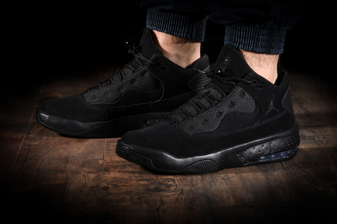 NIKE AIR JORDAN MAX AURA 2 TRIPLE BLACK