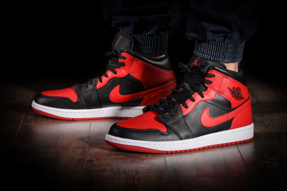 NIKE AIR JORDAN 1 RETRO MID BANNED