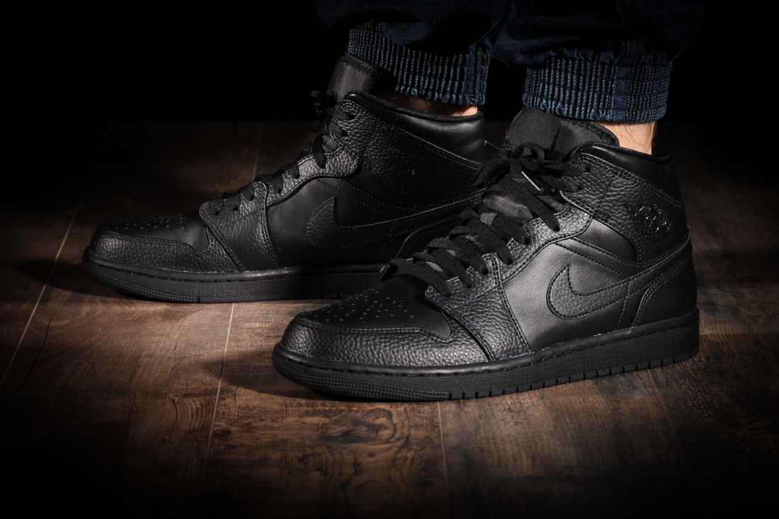 NIKE AIR JORDAN 1 RETRO MID TRIPLE BLACK