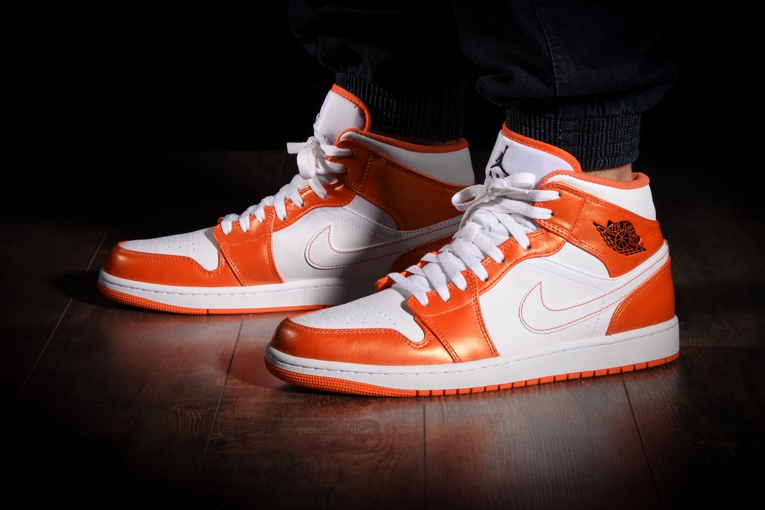 NIKE AIR JORDAN 1 RETRO MID SE METALLIC ORANGE