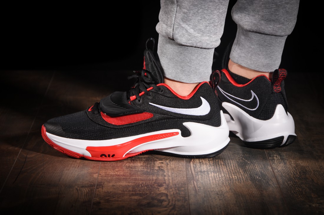 Nike zoom 2k red fashion black