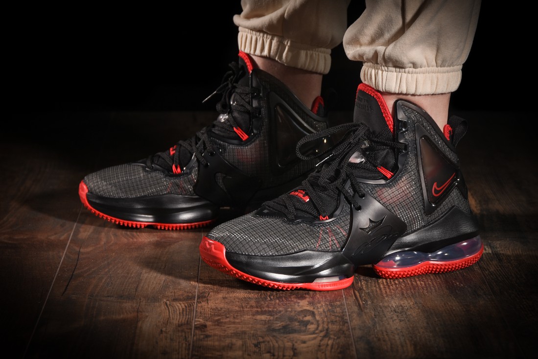 NIKE LEBRON 19 GS BRED