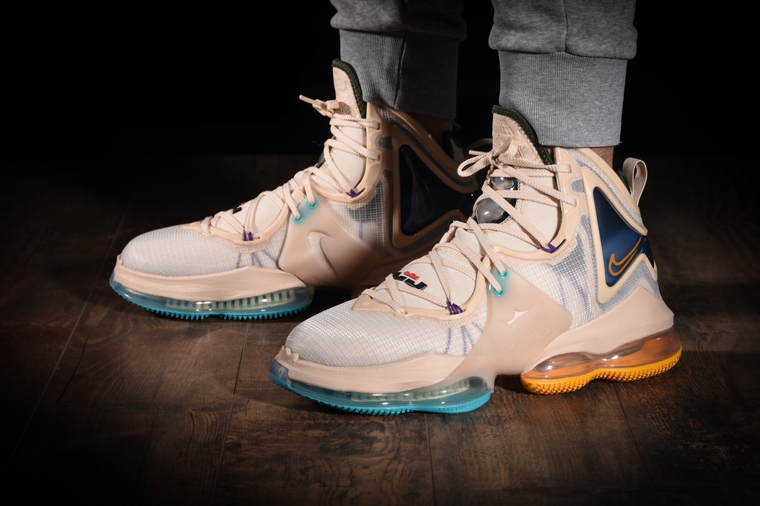 NIKE LEBRON 19 MINNEAPOLIS LAKERS